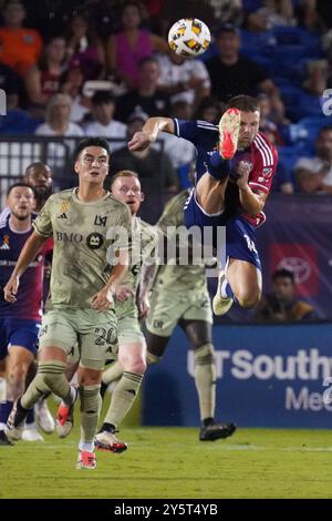 Frisco, Texas, USA. September 2024. Asier Illarramendi #14 des FC Dallas schießt den Ball während des regulären Saisonspiels der MLS zwischen dem FC Dallas und Los Angeles FC im Toyota Stadium. Dallas FC besiegt LAFC mit 3:1. (Kreditbild: © Javier Vicencio/eyepix via ZUMA Press Wire) NUR REDAKTIONELLE VERWENDUNG! Nicht für kommerzielle ZWECKE! Stockfoto