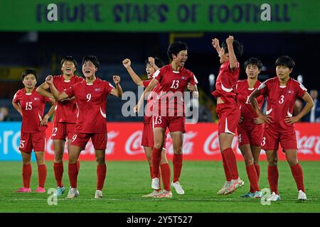 Bogota, Kolumbien. September 2024. Die Spieler Nordkoreas feiern nach dem Gewinn des Endspiels der FIFA U-20-Frauen-Weltmeisterschaft Kolumbien 2024 zwischen Nordkorea und Japan am 22. September 2024 im El Campin Stadium in Bogota. Foto: Julian Medina/DiaEsportivo/Alamy Live News Credit: DiaEsportivo/Alamy Live News Stockfoto