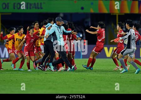 Bogota, Kolumbien. September 2024. Die Spieler Nordkoreas feiern nach dem Gewinn des Endspiels der FIFA U-20-Frauen-Weltmeisterschaft Kolumbien 2024 zwischen Nordkorea und Japan am 22. September 2024 im El Campin Stadium in Bogota. Foto: Julian Medina/DiaEsportivo/Alamy Live News Credit: DiaEsportivo/Alamy Live News Stockfoto