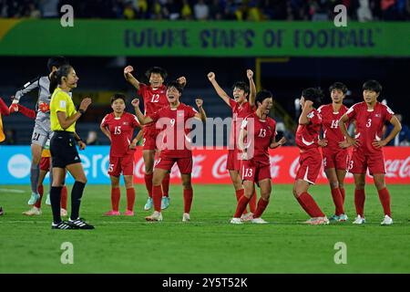 Bogota, Kolumbien. September 2024. Die Spieler Nordkoreas feiern nach dem Gewinn des Endspiels der FIFA U-20-Frauen-Weltmeisterschaft Kolumbien 2024 zwischen Nordkorea und Japan am 22. September 2024 im El Campin Stadium in Bogota. Foto: Julian Medina/DiaEsportivo/Alamy Live News Credit: DiaEsportivo/Alamy Live News Stockfoto