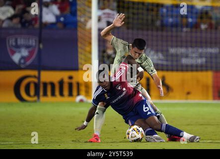 Frisco, Usa. September 2024. Patrickson Delgado #6 des FC Dallas rutscht während des regulären Saisonspiels der MLS zwischen dem FC Dallas und Los Angeles FC im Toyota Stadium für den Ball. Dallas FC besiegt LAFC mit 3:1. Am 21. September 2024 in Frisco, Texas. (Foto: Javier Vicencio/Eyepix Group/SIPA USA) Credit: SIPA USA/Alamy Live News Stockfoto