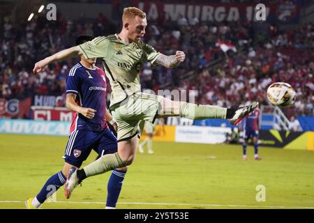 Frisco, Usa. September 2024. Lewis O'Brien #8 von Los Angeles schießt den Ball während des regulären Saisonspiels der MLS zwischen dem FC Dallas und Los Angeles FC im Toyota Stadium. Dallas FC besiegt LAFC mit 3:1. Am 21. September 2024 in Frisco, Texas. (Foto: Javier Vicencio/Eyepix Group/SIPA USA) Credit: SIPA USA/Alamy Live News Stockfoto