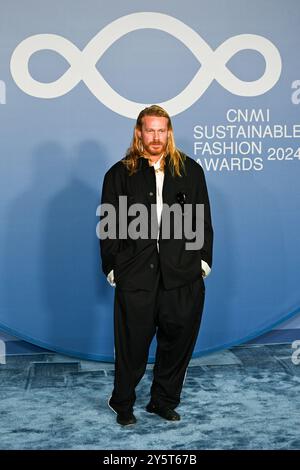 Mailand, Teppich der CNMI Sustainable Fashion Awards 2024 am Teatro alla Scala. Auf dem Foto: Gast Stockfoto