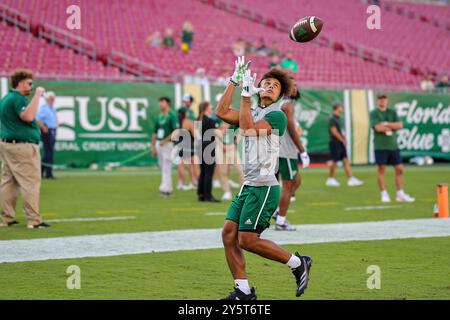 Tampa, Florida, USA. September 2024. Der South Florida Bulls Wide Receiver JAYDEN DAVIS (27) wärmt sich vor dem College Football Spiel zwischen den Miami Hurricanes und den South Florida Bulls am 21. September 2024 im Raymond James Stadium in Tampa, FL auf. (Kreditbild: © Israel Anta via ZUMA Press Wire) NUR REDAKTIONELLE VERWENDUNG! Nicht für kommerzielle ZWECKE! Stockfoto