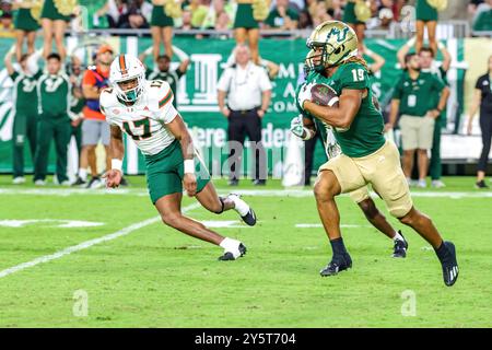 Tampa, Florida, USA. September 2024. Der South Florida Bulls Wide Receiver JEYQUAN SMITH (19) erhält den Auftakt im Rückspiel und läuft mit dem Ball während des College Football-Spiels zwischen den Miami Hurricanes und den South Florida Bulls am 21. September 2024 im Raymond James Stadium in Tampa, FL. (Kreditbild: © Israel Anta via ZUMA Press Wire) NUR REDAKTIONELLE VERWENDUNG! Nicht für kommerzielle ZWECKE! Stockfoto