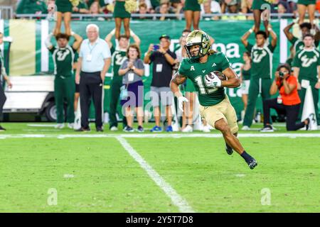 Tampa, Florida, USA. September 2024. Der South Florida Bulls Wide Receiver JEYQUAN SMITH (19) erhält den Auftakt im Rückspiel und läuft mit dem Ball während des College Football-Spiels zwischen den Miami Hurricanes und den South Florida Bulls am 21. September 2024 im Raymond James Stadium in Tampa, FL. (Kreditbild: © Israel Anta via ZUMA Press Wire) NUR REDAKTIONELLE VERWENDUNG! Nicht für kommerzielle ZWECKE! Stockfoto