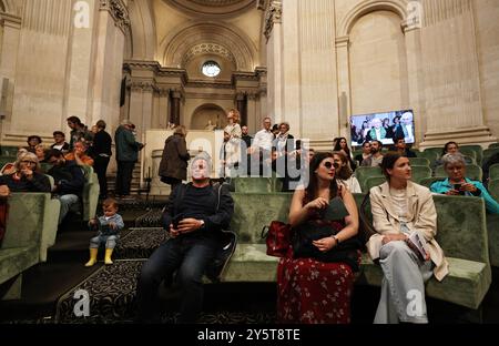 Paris, Frankreich. September 2024. Besucher besuchen das Institut de France in Paris, Frankreich, 22. September 2024. Die zweitägigen Tage des Europäischen Kulturerbes begannen hier am Samstag, an denen fast 20.000 historische Stätten in Frankreich kostenlos für die Öffentlichkeit geöffnet wurden. Quelle: Gao Jing/Xinhua/Alamy Live News Stockfoto