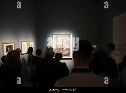 Mailand, Italien. September 2024. Die Besucher sehen Werke von Pablo Picasso in der Ausstellung „Picasso Lo Straniero“ im Königspalast von Mailand, Italien, 22. September 2024. Quelle: Li Jing/Xinhua/Alamy Live News Stockfoto