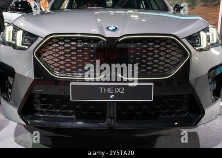 Serdang, Malaysia – Mai 24,2024: BMW präsentiert das iX2 Elektroauto auf der Malaysia Autoshow 2024 in Maeps Serdang. Stockfoto