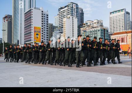 Militärischer festmarsch einer Gruppe junger vietnamesischer Polizisten auf dem zentralen Platz. Nha Trang, Vietnam - 31. Juli 2024 Stockfoto