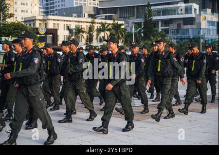 Junge asiatische vietnamesische Polizisten auf den Straßen der Stadt im Sommer. Nha Trang, Vietnam - 31. Juli 2024 Stockfoto