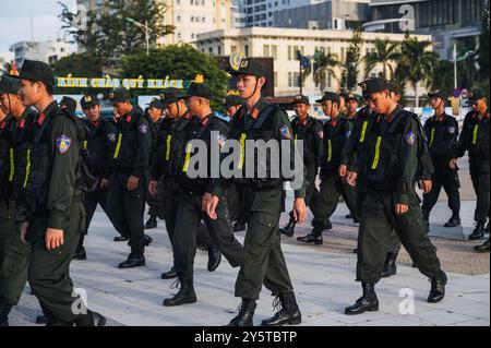 Junge Asiaten vietnamesische Polizeikadetten auf den Straßen der Stadt im Sommer. Nha Trang, Vietnam - 31. Juli 2024 Stockfoto