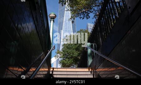 New York U-Bahn-Globus, U-Bahn-Lampe. Metropolitan Eingangstreppe, Manhattan. World Trade Center Tower, WTC und Oculus im Finanzviertel der Innenstadt. Öffentliche Verkehrsmittel, Treppe. Stockfoto