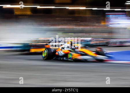 Singapur, Singapur. September 2024. Lando Norris aus Großbritannien fährt den (4) McLaren MCL37 an der Spitze des F1 Grand Prix von Singapur auf dem Marina Bay Street Circuit. Quelle: SOPA Images Limited/Alamy Live News Stockfoto