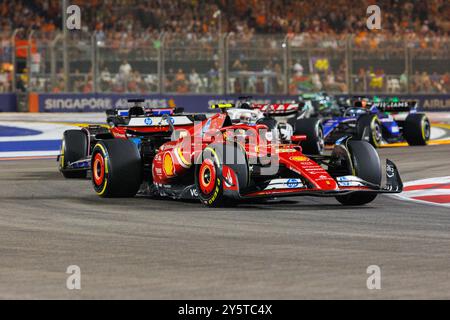 Singapur, Singapur. September 2024. Carlos Sainz aus Spanien fährt den (55) Ferrari SF-24 während des F1 Grand Prix von Singapur auf dem Marina Bay Street Circuit. Quelle: SOPA Images Limited/Alamy Live News Stockfoto