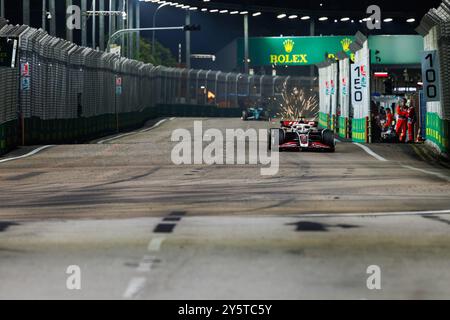 Singapur, Singapur. September 2024. Kevin Magnussen aus Dänemark fährt den (20) Haas F1 VF-24 Ferrari während des F1 Grand Prix von Singapur auf dem Marina Bay Street Circuit. Quelle: SOPA Images Limited/Alamy Live News Stockfoto