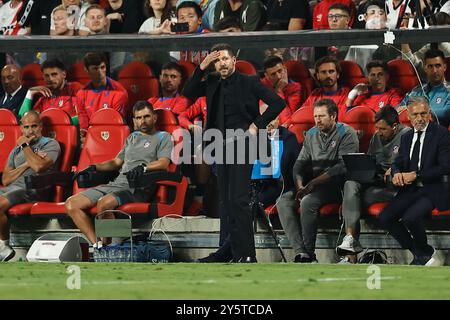 Madrid, Spanien. September 2024. Diego Simeone (Atletico) Fußball/Fußball : spanisches Spiel "LaLiga EA Sports" zwischen Rayo Vallecano de Madrid 1-1 Club Atletico de Madrid im Estadio de Vallecas in Madrid, Spanien. Quelle: Mutsu Kawamori/AFLO/Alamy Live News Stockfoto