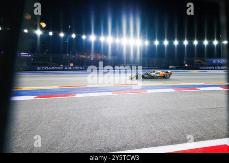 Singapur, Singapur. September 2024. Lando Norris aus Großbritannien fährt den (4) McLaren MCL37 während des F1 Grand Prix von Singapur auf dem Marina Bay Street Circuit. (Foto: George Hitchens/SOPA Images/SIPA USA) Credit: SIPA USA/Alamy Live News Stockfoto