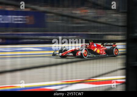 Singapur, Singapur. September 2024. Carlos Sainz aus Spanien fährt den (55) Ferrari SF-24 während des F1 Grand Prix von Singapur auf dem Marina Bay Street Circuit. (Foto: George Hitchens/SOPA Images/SIPA USA) Credit: SIPA USA/Alamy Live News Stockfoto