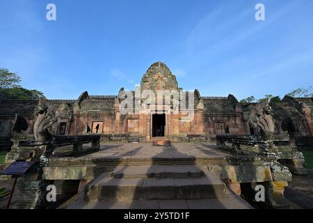 Die Naga-Brücke auf der zweiten Ebene führt zum bogenförmigen östlichen Tor von Prasat hin Phanom Sang, dem Tempelkomplex des Hindu Khmer Empire Stockfoto