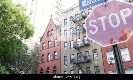 New York City Gebäudearchitektur. Städtisches Wohnhaus außen. Immobilien in den USA. Allgemeine rote Ziegelfassade. Greenwich Village Gay Street. Fluchtleiter. Halt, Einbahnschild. Stockfoto