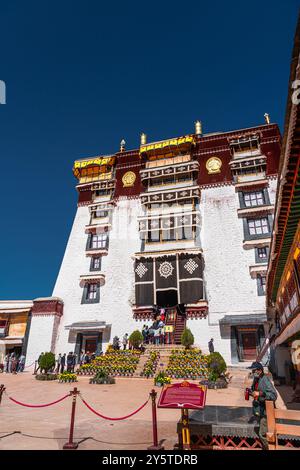 21. AUGUST 2022, TIBET, CHINA: Eine Nahaufnahme der kunstvollen Treppe, die zu den rot-weißen Palästen des Potala-Palastes in Lhasa, Tibet, führt Stockfoto