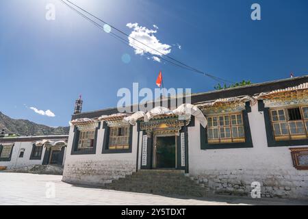 TASHILHUNPO KLOSTER, SHIGATSE, TIBET - JULI 2022: Eines der sechs großen Klöster von Gelugpa (oder Gelbhutsekte) in Tibet, sowie Sitz des Pa Stockfoto