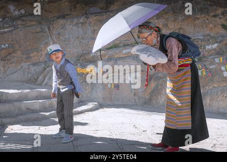 4. JULI 2022 SHIGATSE, TIBET, CHINA: Menschen gehen im Kloster Tashilhunpo in Shigatse, Tibet Stockfoto