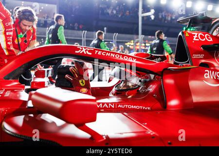 Singapur, Singapur. September 2024. Charles Leclerc aus Monaco und Scuderia Ferrari in seinem Auto auf der Startaufstellung vor dem F1 Grand Prix Singapur auf dem Marina Bay Street Circuit. Quelle: SOPA Images Limited/Alamy Live News Stockfoto