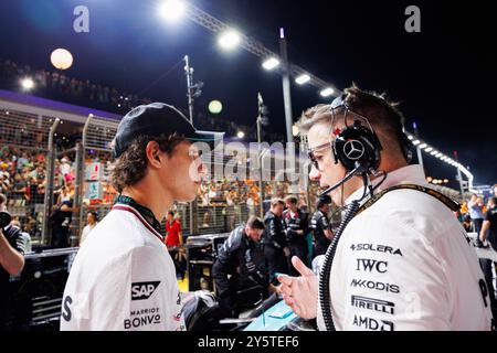 Singapur, Singapur. September 2024. Mercedes Junior Pilot Andrea Kimi Antonelli (L) spricht mit Ingenieur Peter Bonnington (R) vor dem F1 Grand Prix Singapur auf dem Marina Bay Street Circuit. Quelle: SOPA Images Limited/Alamy Live News Stockfoto