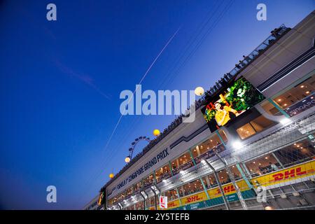 Singapur, Singapur. September 2024. Drängen Sie sich auf das in der Grube befindliche Gebäude vor dem F1 Grand Prix Singapur auf dem Marina Bay Street Circuit. (Foto: George Hitchens/SOPA Images/SIPA USA) Credit: SIPA USA/Alamy Live News Stockfoto