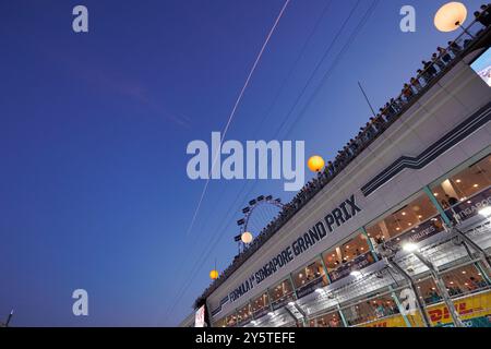 Singapur, Singapur. September 2024. Drängen Sie sich auf das in der Grube befindliche Gebäude vor dem F1 Grand Prix Singapur auf dem Marina Bay Street Circuit. (Foto: George Hitchens/SOPA Images/SIPA USA) Credit: SIPA USA/Alamy Live News Stockfoto