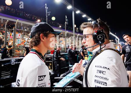 Singapur, Singapur. September 2024. Mercedes Junior Pilot Andrea Kimi Antonelli (L) spricht mit Ingenieur Peter Bonnington (R) vor dem F1 Grand Prix Singapur auf dem Marina Bay Street Circuit. Quelle: SOPA Images Limited/Alamy Live News Stockfoto