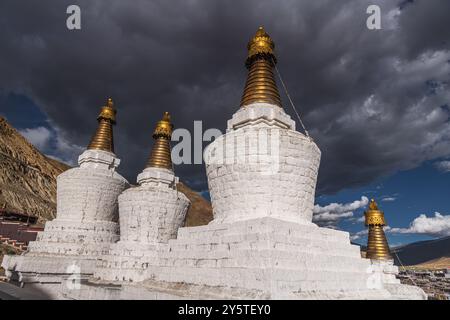 Stupa Sakya Kloster in Shigatse Tibet China, Sonnenuntergang Himmel Stockfoto