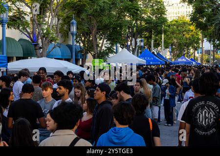 Westwood, Los Angeles, Kalifornien, USA. 22. September 2024. Die Schüler nehmen an der UCLA Westwood Village Block Party Teil, um neue und wiederkehrende Schüler zu Beginn des Unterrichts zu begrüßen. Stockfoto