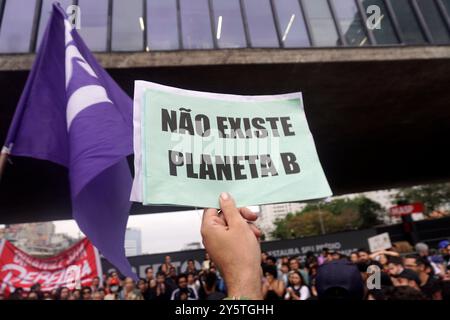 22. September 2024 Demonstranten marschieren für Klimagerechtigkeit und gegen Waldbrände, die das ganze Land betreffen, am 22. September 2024 in Sao Paulo, Brasilien (Foto FAGA Almeida) Credit: SIPA USA/Alamy Live News Stockfoto