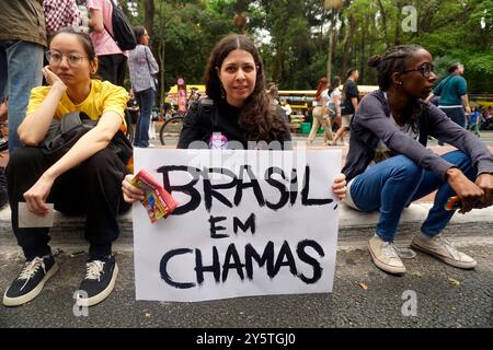 22. September 2024 Demonstranten marschieren für Klimagerechtigkeit und gegen Waldbrände, die das ganze Land betreffen, am 22. September 2024 in Sao Paulo, Brasilien (Foto FAGA Almeida) Credit: SIPA USA/Alamy Live News Stockfoto