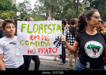 22. September 2024 Demonstranten marschieren für Klimagerechtigkeit und gegen Waldbrände, die das ganze Land betreffen, am 22. September 2024 in Sao Paulo, Brasilien (Foto FAGA Almeida) Credit: SIPA USA/Alamy Live News Stockfoto