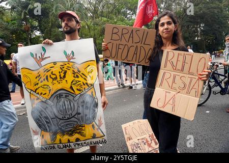 22. September 2024 Demonstranten marschieren für Klimagerechtigkeit und gegen Waldbrände, die das ganze Land betreffen, am 22. September 2024 in Sao Paulo, Brasilien (Foto FAGA Almeida) Credit: SIPA USA/Alamy Live News Stockfoto