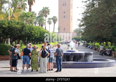 Lalla Hasna Park neben der Koutoubia Moschee in Marrakesch, Marokko. Tourismus, Touristen, Besuch. Marrakesch, Region Marrakesch-Safi, Marokko, Nordafrika Stockfoto