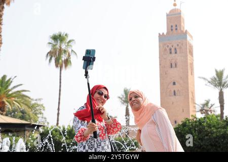 Lalla Hasna Park neben der Koutoubia Moschee in Marrakesch, Marokko. Tourismus, Touristen, Besuch. Marrakesch, Region Marrakesch-Safi, Marokko, Nordafrika Stockfoto