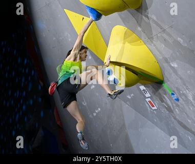 Prag, Tschechische Republik. September 2024. Weltmeisterschaft im Sportklettern (Bouldern), Frauenfinale, in Prag, Tschechische Republik, 22. September, 2024. Oceana Mackenzie aus Australien. Quelle: Michal Krumphanzl/CTK Photo/Alamy Live News Stockfoto