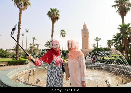 Lalla Hasna Park neben der Koutoubia Moschee in Marrakesch, Marokko. Tourismus, Touristen, Besuch. Marrakesch, Region Marrakesch-Safi, Marokko, Nordafrika Stockfoto