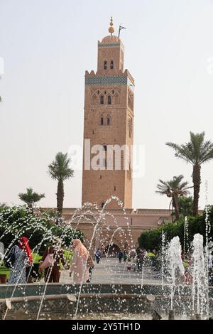 Lalla Hasna Park neben der Koutoubia Moschee in Marrakesch, Marokko. Tourismus, Touristen, Besuch. Marrakesch, Region Marrakesch-Safi, Marokko, Nordafrika Stockfoto