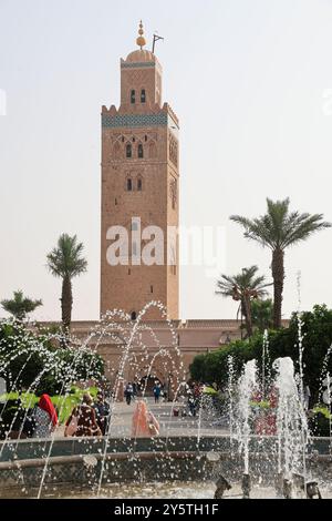 Lalla Hasna Park neben der Koutoubia Moschee in Marrakesch, Marokko. Tourismus, Touristen, Besuch. Marrakesch, Region Marrakesch-Safi, Marokko, Nordafrika Stockfoto