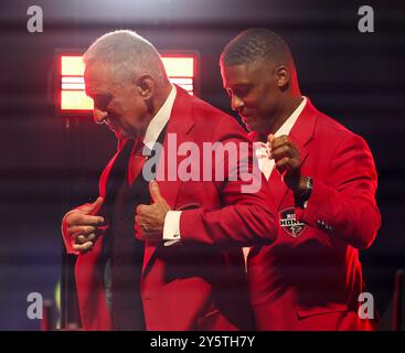 Atlanta, Usa. September 2024. Arthur blank, Besitzer der Atlanta Falcons, erhält seine rote Falcons Ring of Honor-Jacke vom ehemaligen Spieler Warrick Dunn zur Halbzeit des Spiels zwischen den Atlanta Falcons und den Kansas City Chiefs im Mercedes Benz Stadium am Sonntag, den 22. September 2024 in Atlanta, Georgia. Foto von Mike Zarrilli/UPI Credit: UPI/Alamy Live News Stockfoto