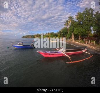 Boote auf Una Una Island, Togean Inseln, Sulawesi, Indonesien. Kein PR oder MR Stockfoto