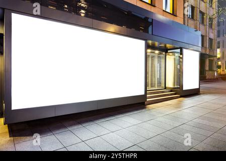 Mockup Von Blanko White Modern Showcase Werbetafel In Der Stadt Bei Nacht Stockfoto