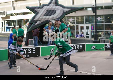 Dallas, Texas, USA. September 2024. Die Kinderfans der Dallas Stars spielen vor dem NHL-Spiel zwischen den Dallas Stars und den St. Louis Blues im American Airlines Center Hockey. Endergebnis Dallas 2-1 St. Louis. (Kreditbild: © Javier Vicencio/eyepix via ZUMA Press Wire) NUR REDAKTIONELLE VERWENDUNG! Nicht für kommerzielle ZWECKE! Stockfoto