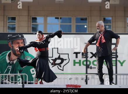 Dallas, Usa. September 2024. Tänzer werden vor dem NHL-Spiel zwischen den Dallas Stars und den St. Louis Blues im American Airlines Center gesehen. Endergebnis Dallas 2-1 St. Louis. Am 21. September 2024 in Dallas, Texas, USA. (Foto: Javier Vicencio/Eyepix Group) Credit: Eyepix Group/Alamy Live News Stockfoto